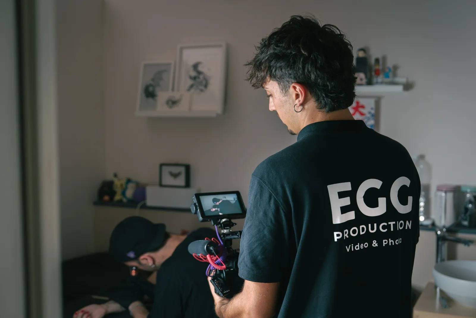 Un operatore di Egg Production riprende dentro lo studio di un cliente