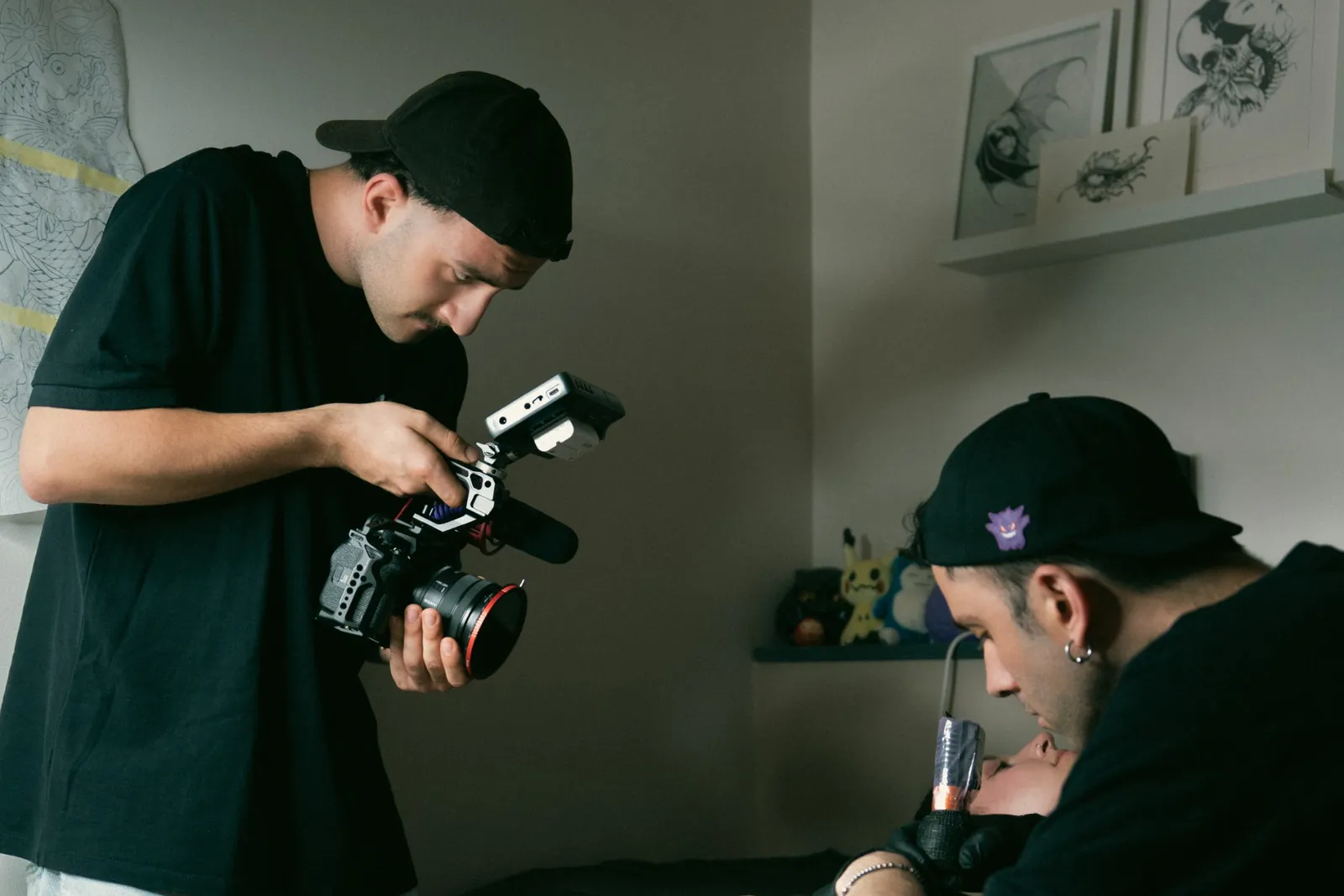 Ripresa ravvicinata del lavoro di un tatuatore