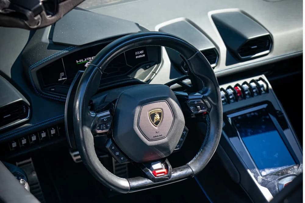 L'abitacolo di una Lamborghini, uno degli scatti girati per LM 27 Luxury Rent